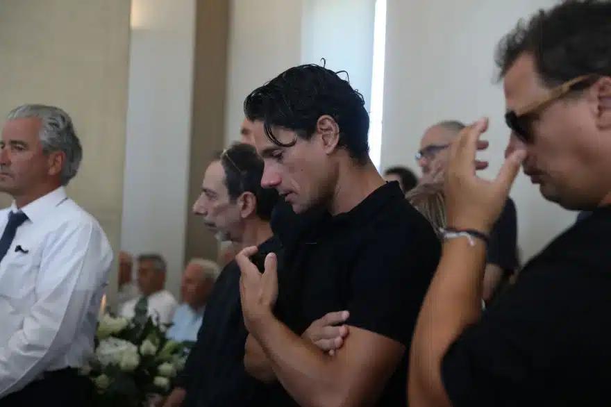 Κηδεία Νίκου Καλογερόπουλου: Τον αποχαιρέτησαν με όργανα και τραγούδια - Όλος ο καλλιτεχνικός κόσμος ήταν εκεί 27 khdeia kalogeropoulos 13