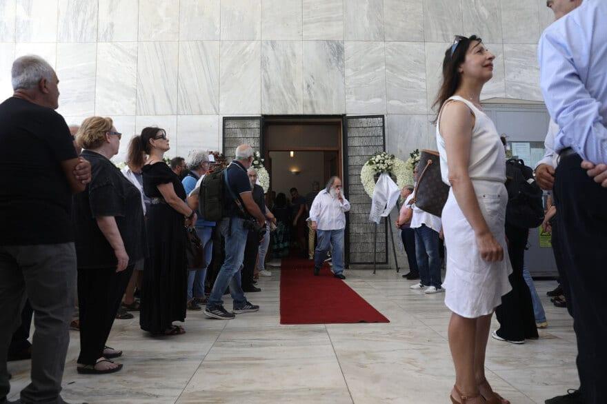Κηδεία Νίκου Καλογερόπουλου: Τον αποχαιρέτησαν με όργανα και τραγούδια - Όλος ο καλλιτεχνικός κόσμος ήταν εκεί 28 khdeia kalogeropoulos 14