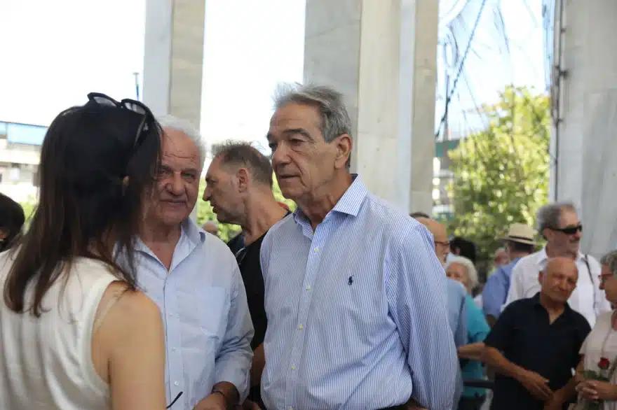 Κηδεία Νίκου Καλογερόπουλου: Τον αποχαιρέτησαν με όργανα και τραγούδια - Όλος ο καλλιτεχνικός κόσμος ήταν εκεί 29 khdeia kalogeropoulos 15