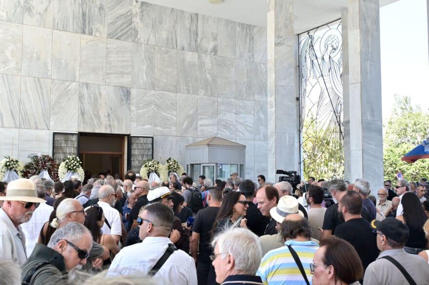 Κηδεία Νίκου Καλογερόπουλου: Τον αποχαιρέτησαν με όργανα και τραγούδια - Όλος ο καλλιτεχνικός κόσμος ήταν εκεί 30 khdeia kalogeropoulos 16