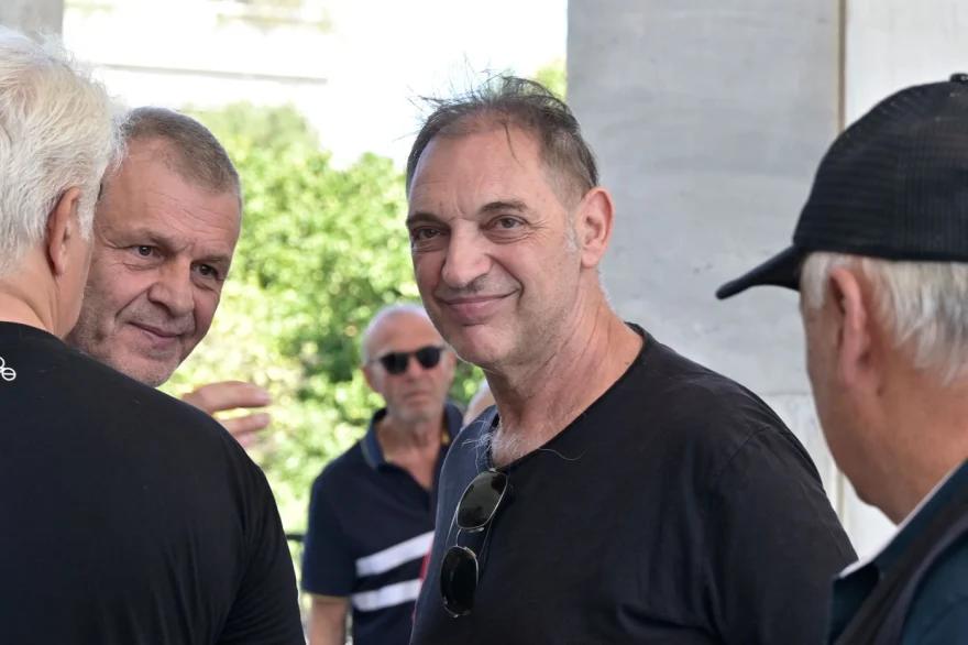Κηδεία Νίκου Καλογερόπουλου: Τον αποχαιρέτησαν με όργανα και τραγούδια - Όλος ο καλλιτεχνικός κόσμος ήταν εκεί 34 khdeia kalogeropoulos 1
