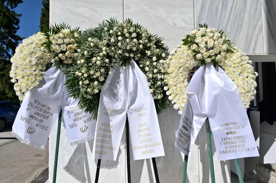 Κηδεία Νίκου Καλογερόπουλου: Τον αποχαιρέτησαν με όργανα και τραγούδια - Όλος ο καλλιτεχνικός κόσμος ήταν εκεί 38 khdeia kalogeropoulos 6