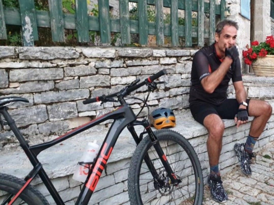Για πρωινό μπάνιο ο Κυριάκος Μητσοτάκης μετά το ατύχημα που είχε με το ποδήλατό του 2 stigmiotypo othonis 2026 08 11 16.01.01