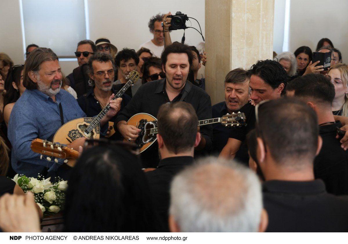 Νίκος Καλογερόπουλος: Τραγικές φιγούρες η σύζυγος και ο γιος του στο τελευταίο «αντίο» – Το τραγούδι που του αφιέρωσαν 2 kalogeropoulos kideia