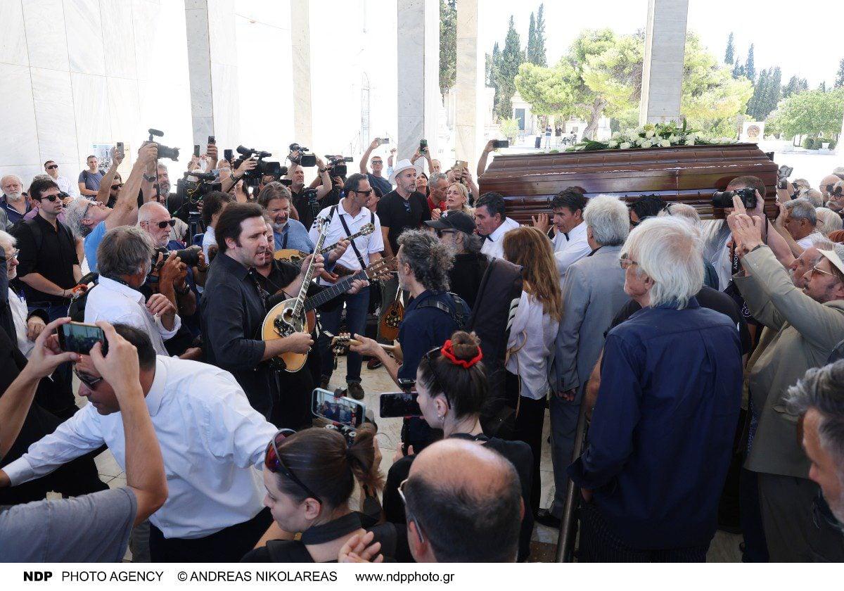 Νίκος Καλογερόπουλος: Τραγικές φιγούρες η σύζυγος και ο γιος του στο τελευταίο «αντίο» – Το τραγούδι που του αφιέρωσαν 3 kalogeropoulos kideia 1