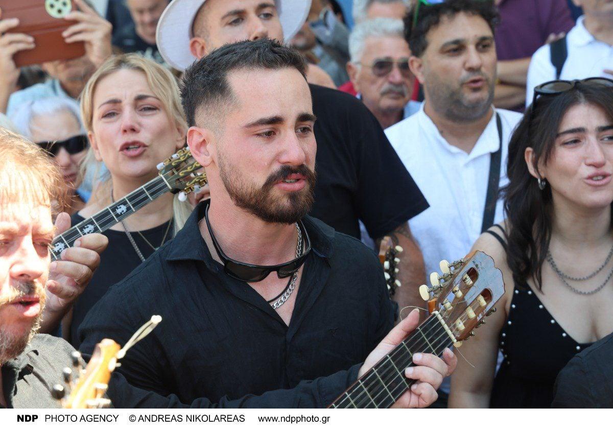 Νίκος Καλογερόπουλος: Τραγικές φιγούρες η σύζυγος και ο γιος του στο τελευταίο «αντίο» – Το τραγούδι που του αφιέρωσαν 5 kalogeropoulos kideia 3