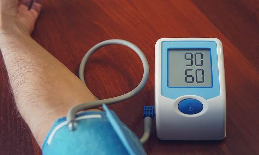 Υπόταση: 8 σημάδια για να καταλάβετε ότι σας έπεσε η πίεση – Τι να φάτε εκείνη τη στιγμή 2 ypotasi