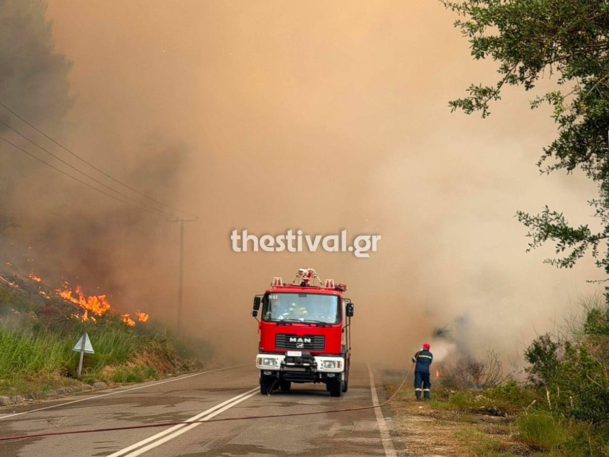 Μεγάλη φωτιά στη Χαλκιδική - Δίπλα σε σπίτια οι φλόγες - Eκκενώθηκαν Σίβηρη και Φούρκα 3