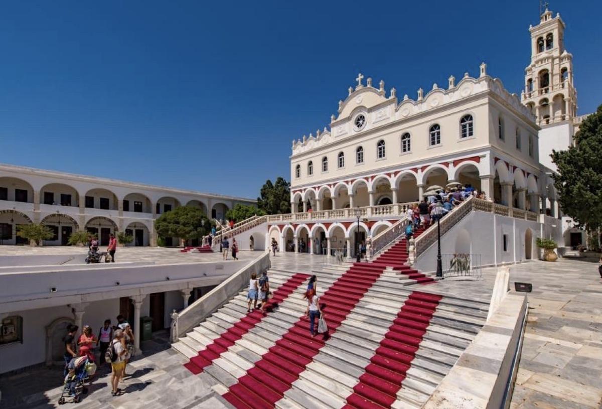 Δεκαπενταύγουστος – Δείτε την Παναγία της Τήνου πίσω από τα τάματα 2 stigmiotypo othonis 2026 08 14 13.55.44