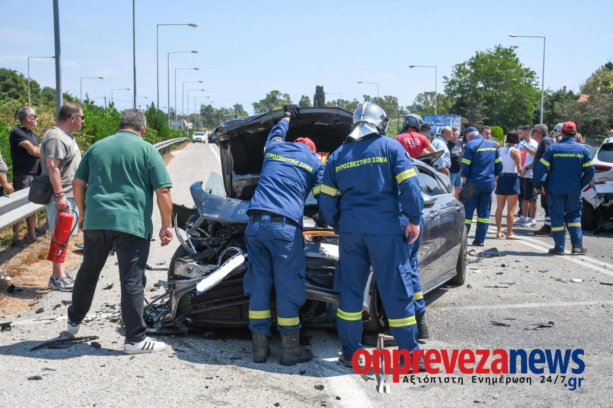 Σοβαρό τροχαίο στην Πρέβεζα: Φορτηγό συγκρούστηκε με τρία ΙΧ - Οκτώ τραυματίες, μεταξύ των οποίων και παιδιά 20 karampola aktio 15 scaled 1