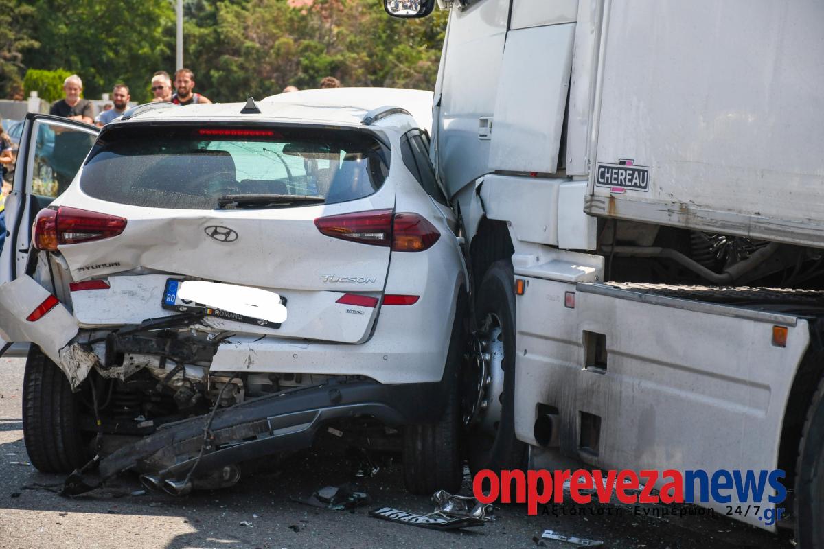 Σοβαρό τροχαίο στην Πρέβεζα: Φορτηγό συγκρούστηκε με τρία ΙΧ - Οκτώ τραυματίες, μεταξύ των οποίων και παιδιά 21 karampola aktio 16 scaled 1