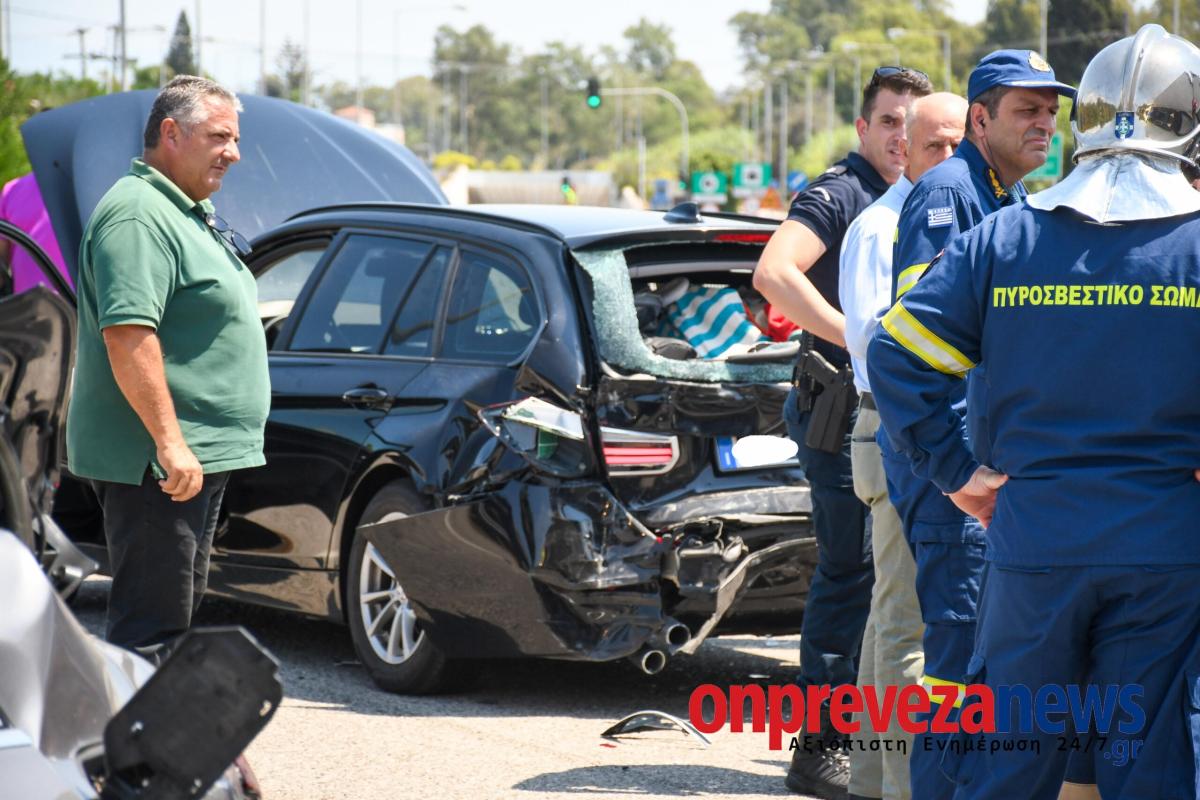 Σοβαρό τροχαίο στην Πρέβεζα: Φορτηγό συγκρούστηκε με τρία ΙΧ - Οκτώ τραυματίες, μεταξύ των οποίων και παιδιά 22 karampola aktio 17 scaled 1