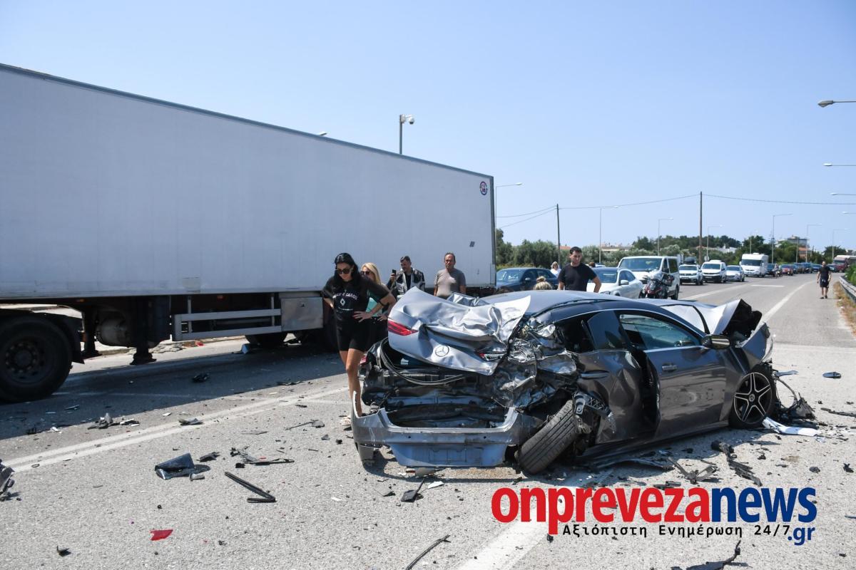 Σοβαρό τροχαίο στην Πρέβεζα: Φορτηγό συγκρούστηκε με τρία ΙΧ - Οκτώ τραυματίες, μεταξύ των οποίων και παιδιά 25 karampola aktio scaled 1