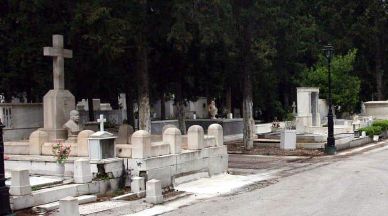 Χαμός με 69χρονη μητέρα που νόμιζε ότι είχαν πάρει τη σορό του γιου της - Χαμός στο νεκροταφείο, κάλεσε την αστυνομία 3 kriti minusi gia tis klopes sta koimitiria.w hr