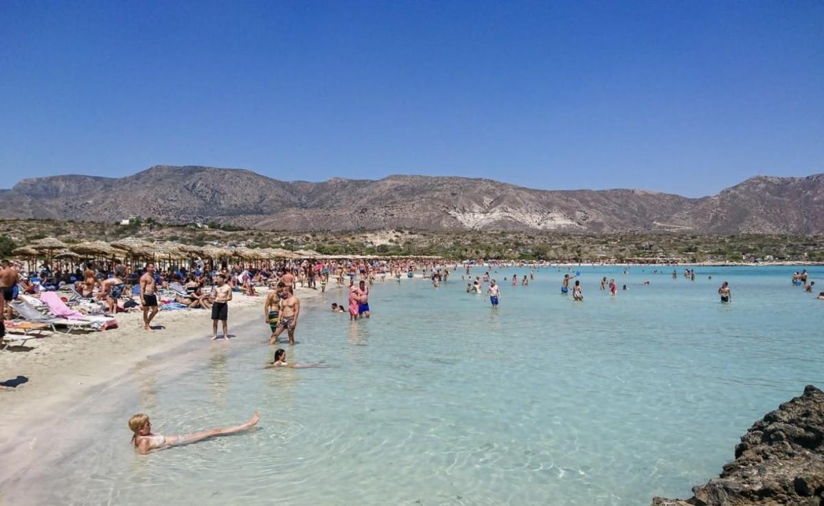 Έρχονται τουρίστες με το τσουβάλι και δεν ξοδεύουν… μία: Το νησί που ενώ έχει περισσότερο κόσμο από ποτέ, αλλά εστίαση και εμπόριο «κλαίνε» 1 stigmiotypo othonis 2026 08 14 18.12.58