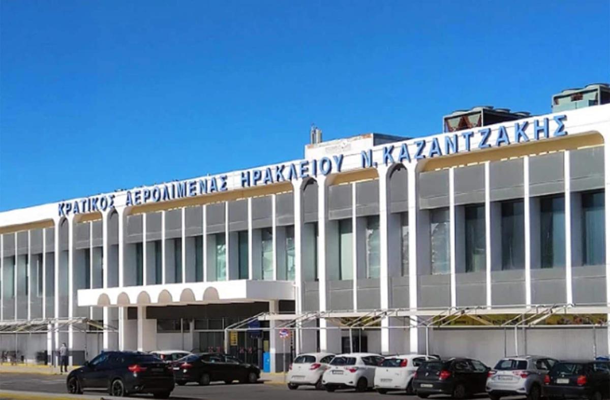 Έρχονται τουρίστες με το τσουβάλι και δεν ξοδεύουν… μία: Το νησί που ενώ έχει περισσότερο κόσμο από ποτέ, αλλά εστίαση και εμπόριο «κλαίνε» 2 kazantzakhs aerodromio hrakleio