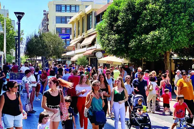 Έρχονται τουρίστες με το τσουβάλι και δεν ξοδεύουν… μία: Το νησί που ενώ έχει περισσότερο κόσμο από ποτέ, αλλά εστίαση και εμπόριο «κλαίνε» 3 tourismos 0.jpg