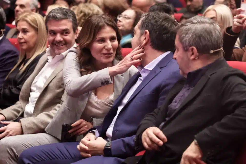 Απόστολος Γκλέτσoς: «Η κοινωνία περιμένει τον λυτρωτή Αλέξη Τσίπρα» 6 baziana tsipras.jpg