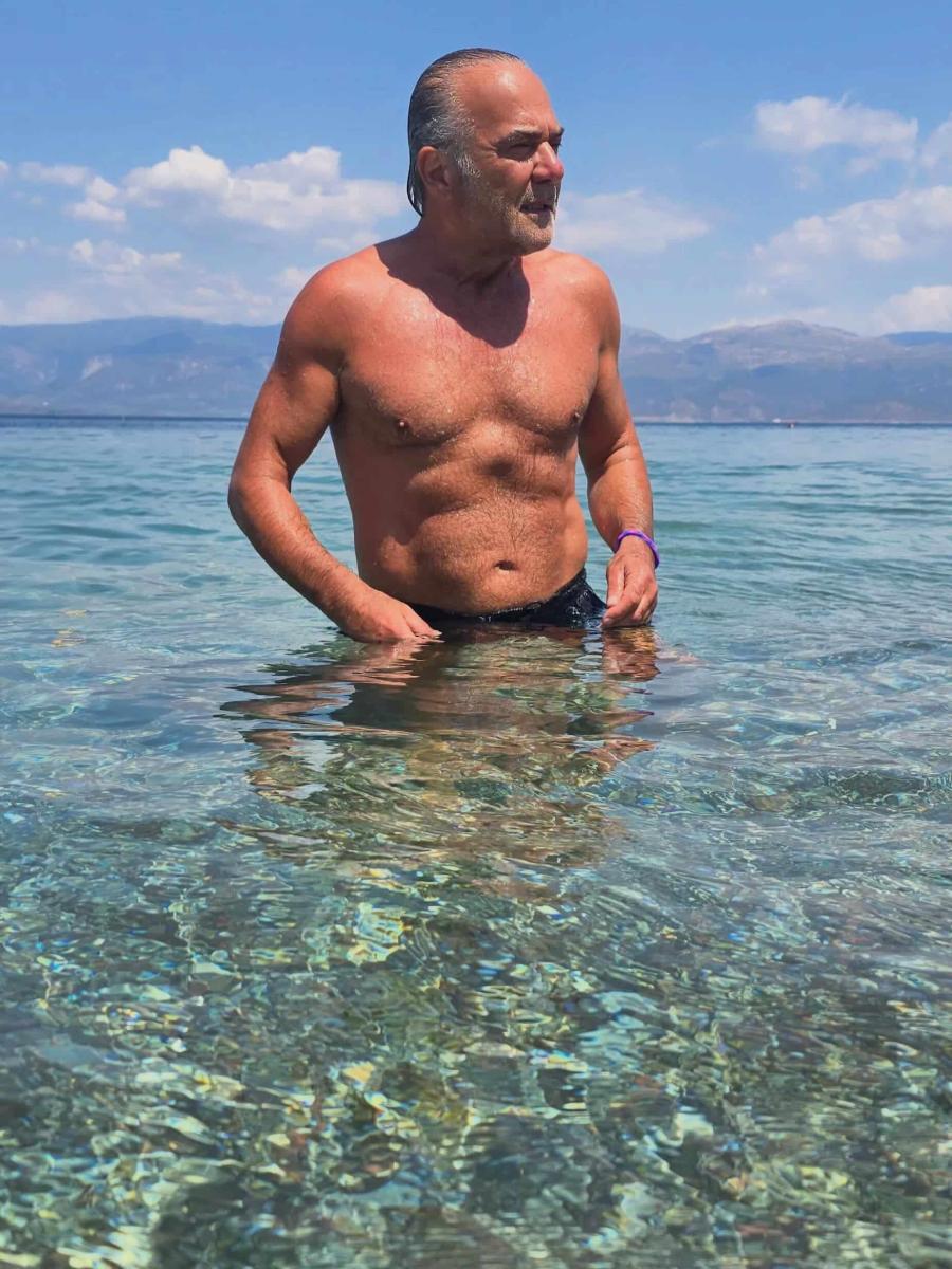 Πασίγνωστος 64χρονος Έλληνας ηθοποιός εντυπωσιάζει με την τρομερή φυσική του κατάσταση 1 774515217 18450548740137999 1426819042108341877 n