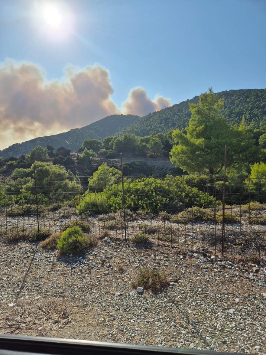 Φωτιά στη Σκύρο: Εκκενώθηκαν δύο οικισμοί μετά από μηνύματα του 112 – Στη μάχη 10 εναέρια μέσα 4 skyros fotia 1