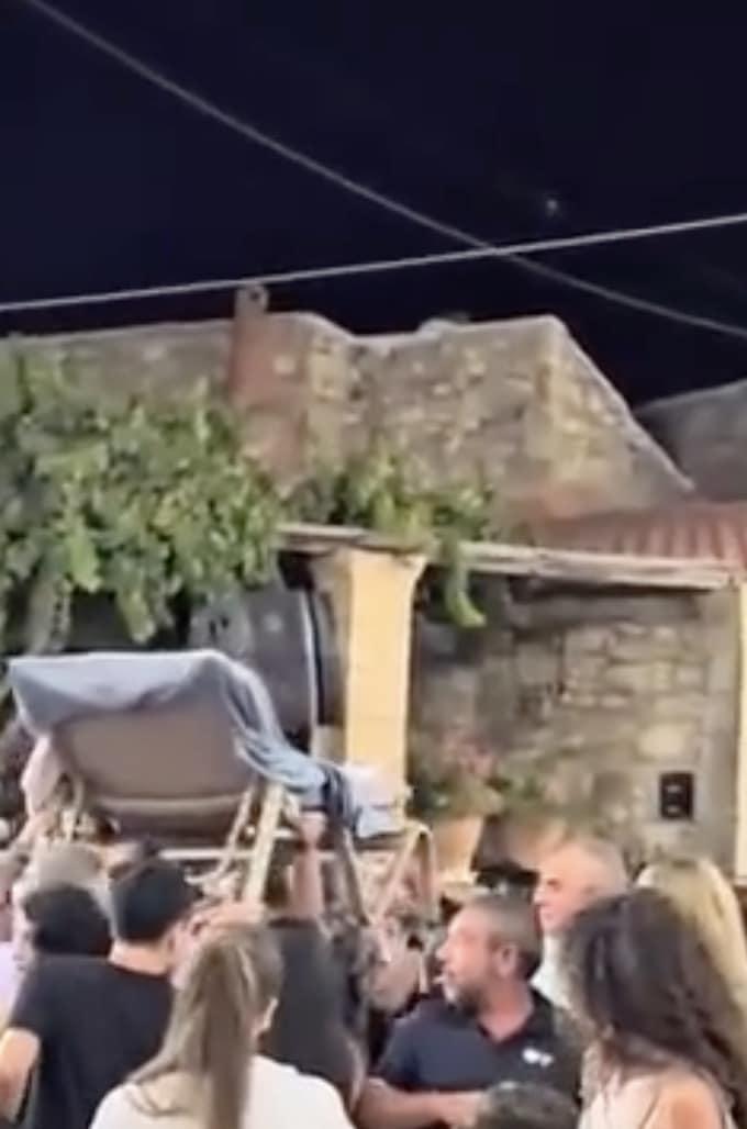 Κρήτη: Πήραν κατάκοιτη ηλικιωμένη σε ξαπλώστρα για να μη χάσει το πανηγύρι του χωριού 1 stigmiotypo othonis 2026 08 16 16.06.42