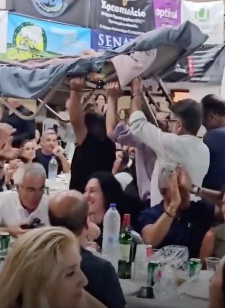 Κρήτη: Πήραν κατάκοιτη ηλικιωμένη σε ξαπλώστρα για να μη χάσει το πανηγύρι του χωριού 2 stigmiotypo othonis 2026 08 16 16.06.35