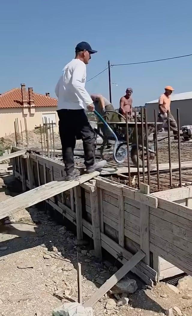 Σουφλί: Ένα ολόκληρο χωριό χτίζει εθελοντικά σπίτι για νέο ζευγάρι 1 stigmiotypo othonis 2026 08 16 16.34.51