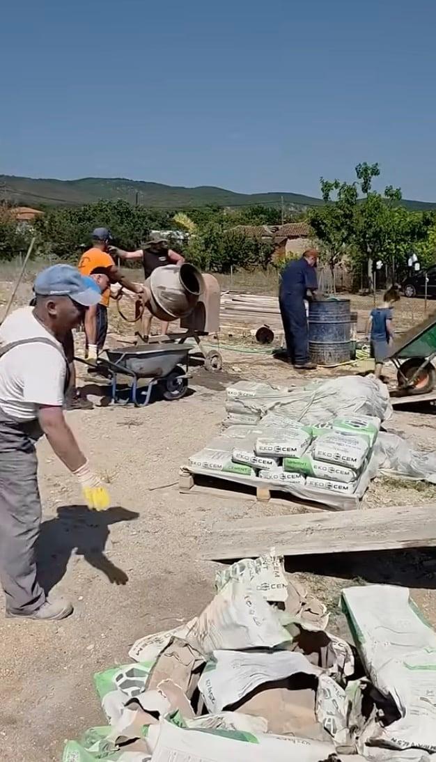 Σουφλί: Ένα ολόκληρο χωριό χτίζει εθελοντικά σπίτι για νέο ζευγάρι 2 stigmiotypo othonis 2026 08 16 16.34.40