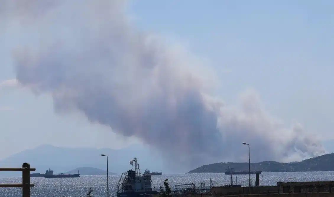 Τραγωδία με τις φωτιές στη Σαλαμίνα: Δύο νεκροί, καίγονται σπίτια, σπεύδουν σκάφη για εκκένωση διά θαλάσσης από Σελήνια και Κακή Βίγλα 2 fotia sti salamina