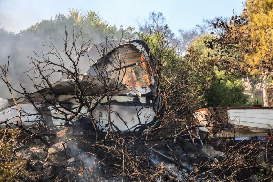 Μαθεύτηκε η ταυτότητα των δύο νεκρών – Τραγωδία στη φωτιά στη Σαλαμίνα 1 pyrkagia salamina new