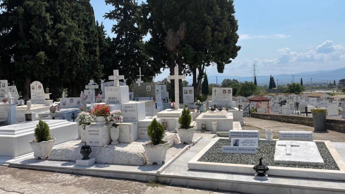 «Που είναι το παιδί μου;»: Οι δραματικές στιγμές μητέρας πάνω από τον τάφο του 24χρονου γιου της 1 stigmiotypo othonis 2026 08 16 22.52.13
