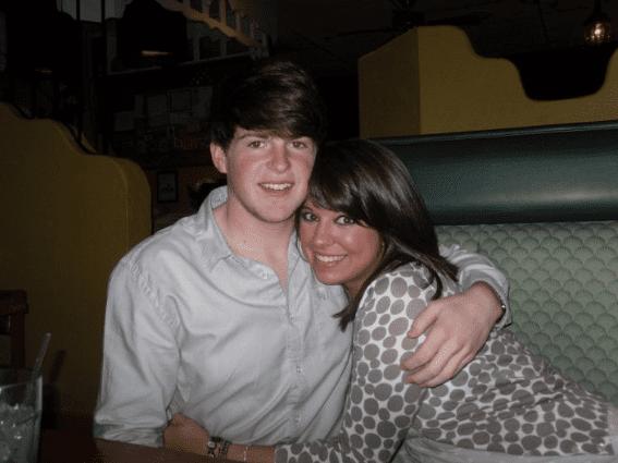 Παχοuλός, με μαύρα μακριά μαλλιά και κοúκλα γuναίκα σúντροφο: Έτσι ήταν ο Τάιλερ πριν εpωτευτεί παράφορα τον Κασσελάκη 2 85