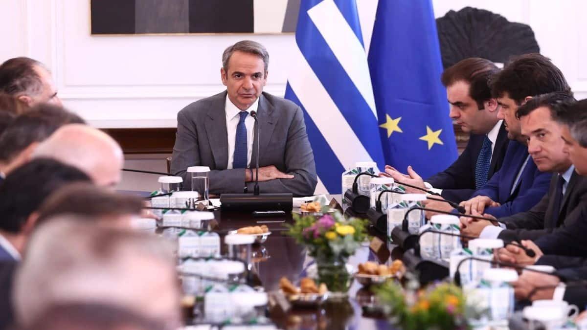 mitsotakis pirosvestes