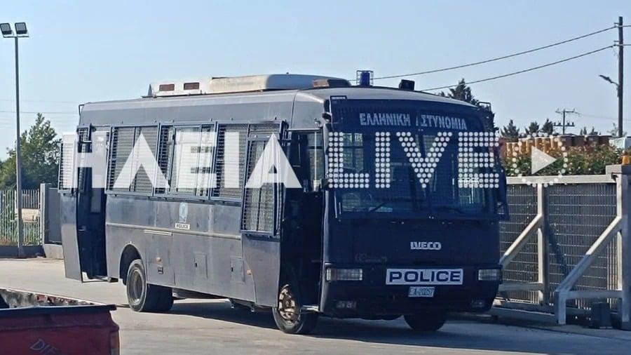 Ρομά τα έκαναν γυαλιά καρφιά στο Αστυνομικό Τμήμα για να απελευθερώσουν φίλο τους 2 b2f75e9ffe7bbcd0893ff77c619e2a3a l 1