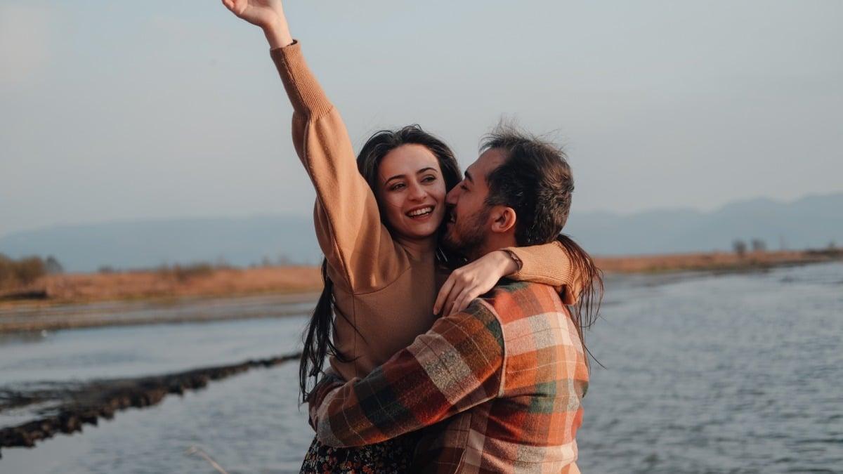 10 σημάδια που δείχνει ένας άντρας όταν είναι ερωτευμένος 1 10 signs he loves you even though he doesnt admit it yet 11zon