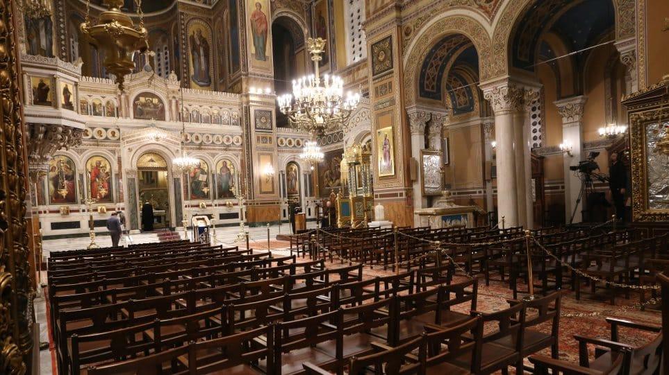 Πάγωσε ολόκληρη η εκκλησία: Η κουμπάρα διέκοψε τον γάμο και πλησίασε τον ιερέα – Δείτε τι συνέβη 3 ekklisia adeia