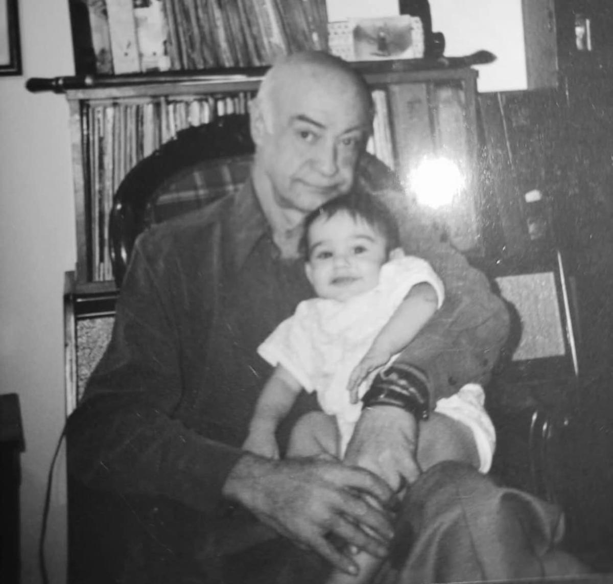 Νίκος Μπάρκουλης: Ραγίζει καρδιές ο γιος του Ανδρέα Μπάρκουλη για τα 10 χρόνια από τον θάνατό του – «Τι δεν θα έδινα για άλλη μια αγκαλιά» 3 1 82