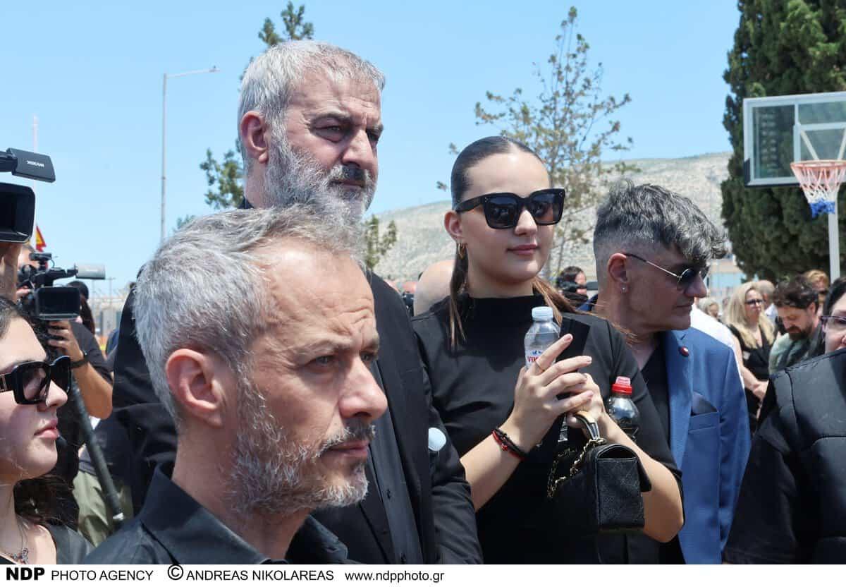 Έγινε το μνημόσυνο για τα τρίμηνα της Γωγώς: Η υπόσχεση που έδωσε η Βικτώρια πάνω από το μνήμα της μητέρας της 3 ndp 5259 scaled 1