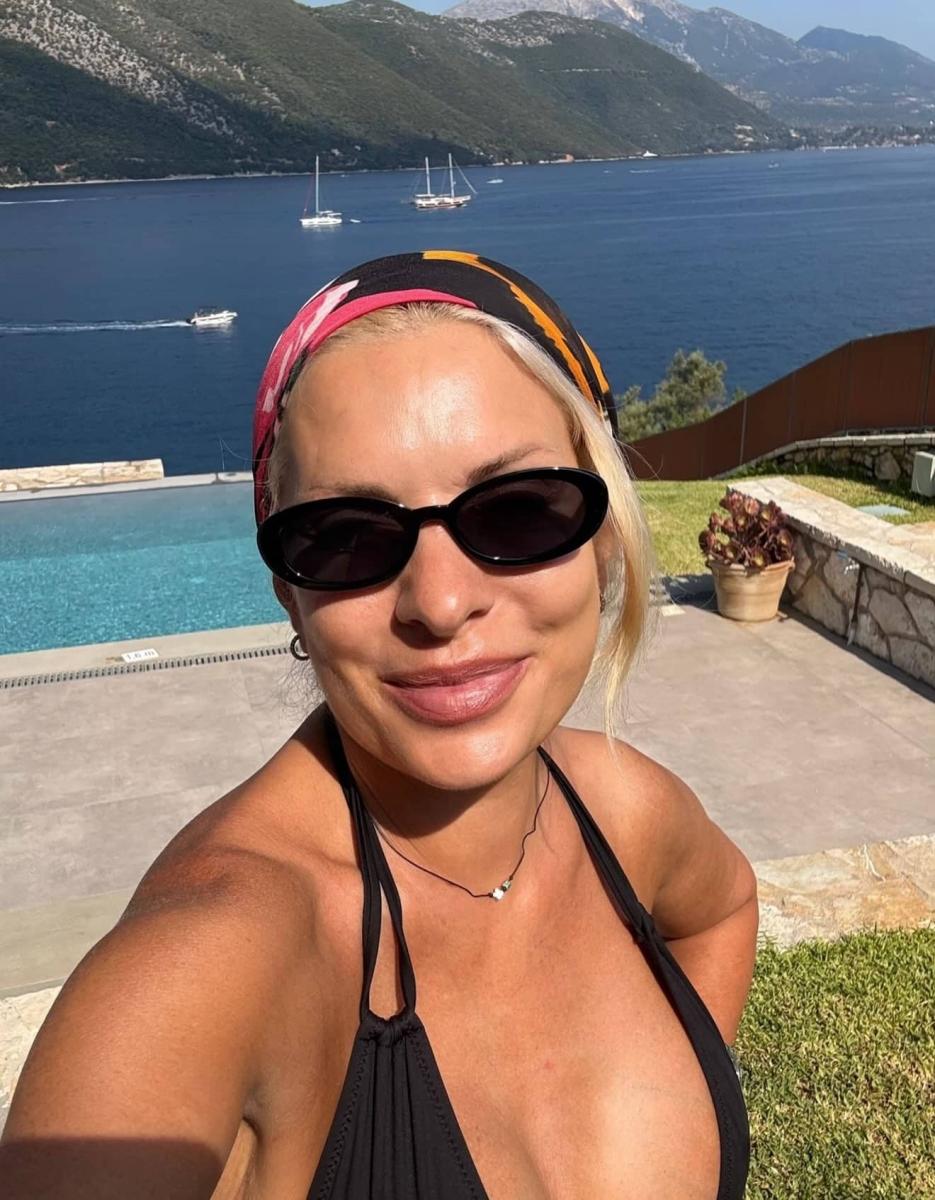 Οι νέες οικογενειακές φωτογραφίες από τις διακοπές της Ελένης Μενεγάκη και οι πόζες στην αγκαλιά του Μάκη Παντζόπουλου 5 33 2