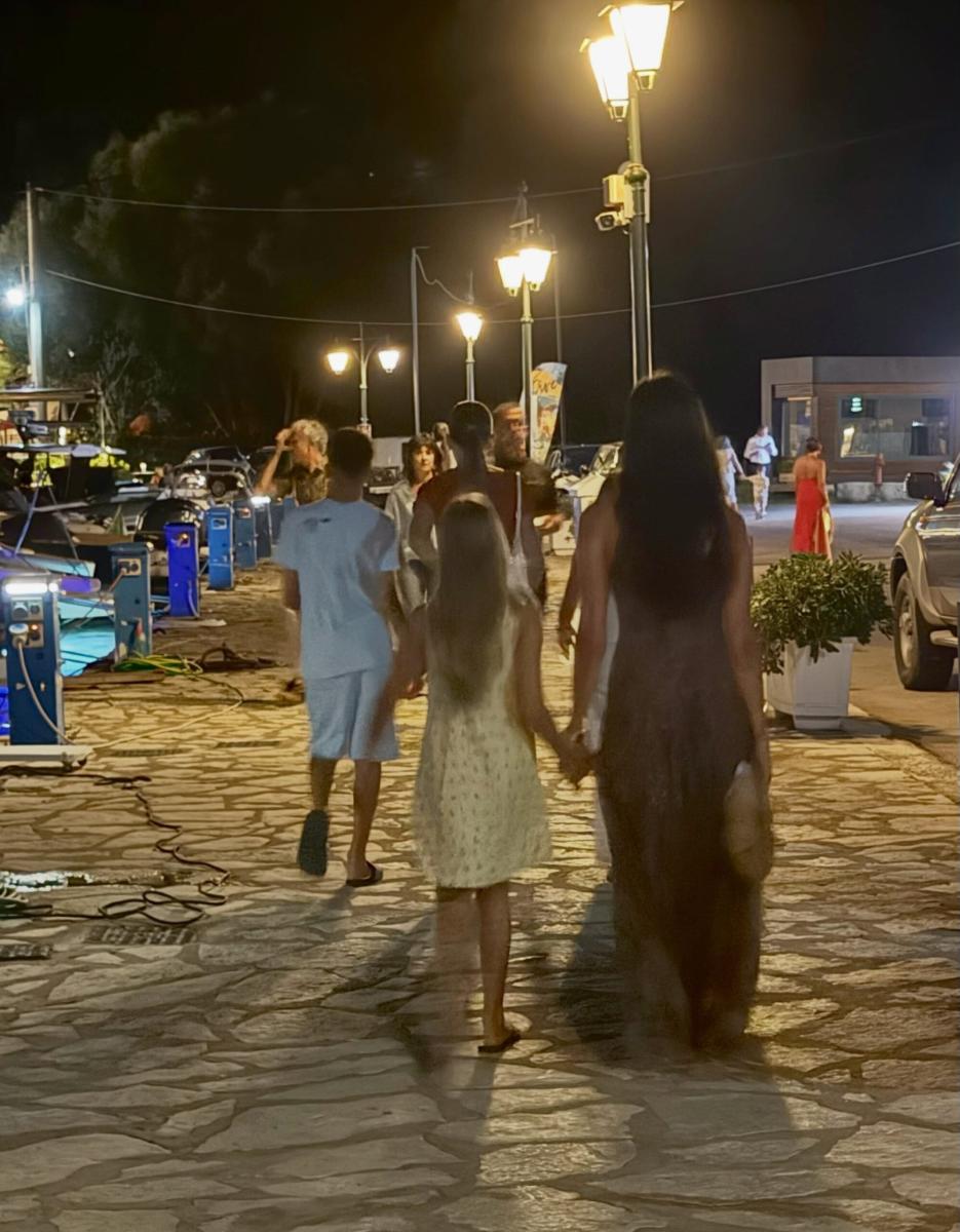Οι νέες οικογενειακές φωτογραφίες από τις διακοπές της Ελένης Μενεγάκη και οι πόζες στην αγκαλιά του Μάκη Παντζόπουλου 6 3 35 scaled