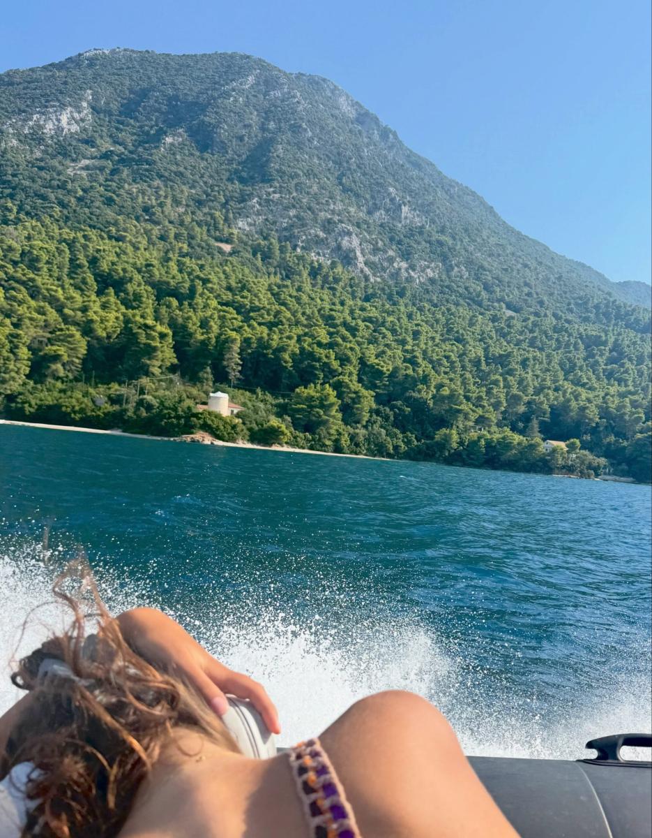 Οι νέες οικογενειακές φωτογραφίες από τις διακοπές της Ελένης Μενεγάκη και οι πόζες στην αγκαλιά του Μάκη Παντζόπουλου 7 2 44 scaled