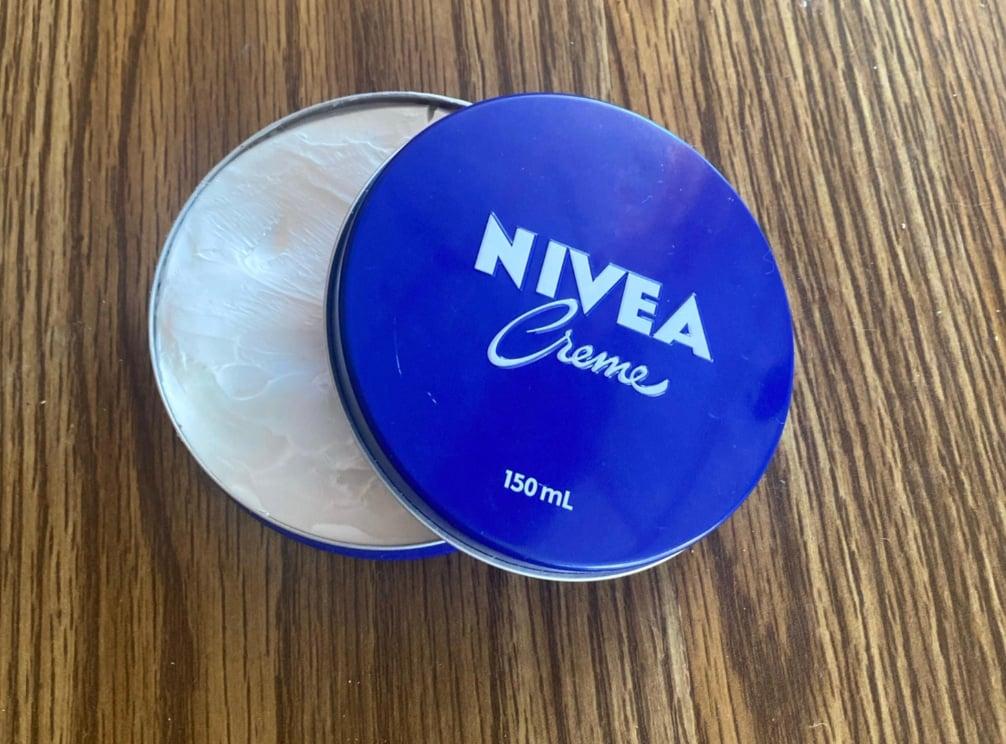 Η κρέμα Nivea στο μπλε βαζάκι έχει υπέροχα οφέλη που πολλοί δεν γνωρίζουν 1 stigmiotypo othonis 2025 09 28 23.15.28