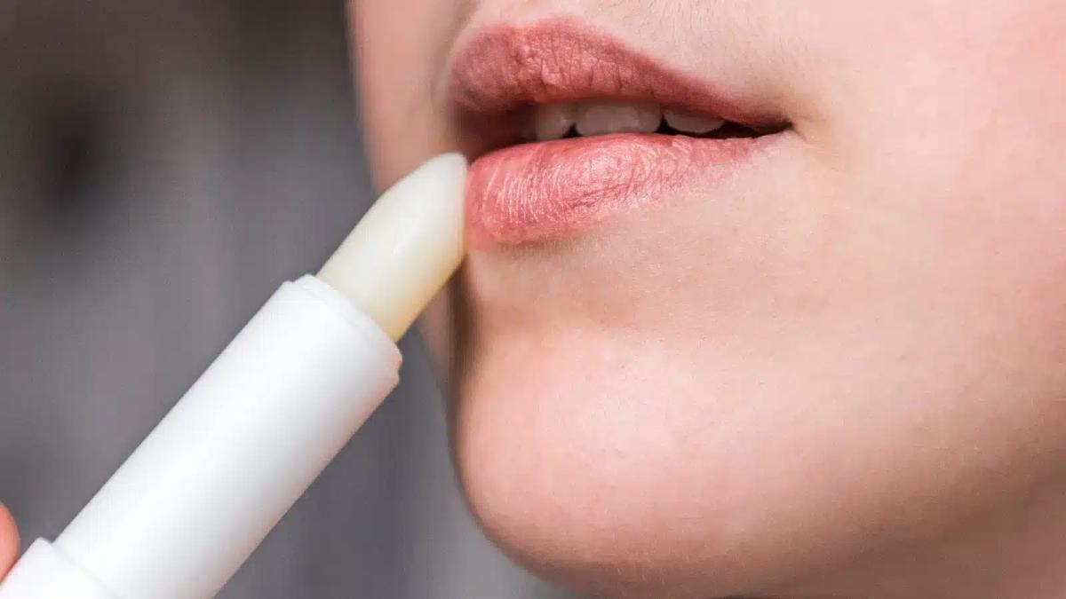 Η κρέμα Nivea στο μπλε βαζάκι έχει υπέροχα οφέλη που πολλοί δεν γνωρίζουν 3 lips 1600x900 1