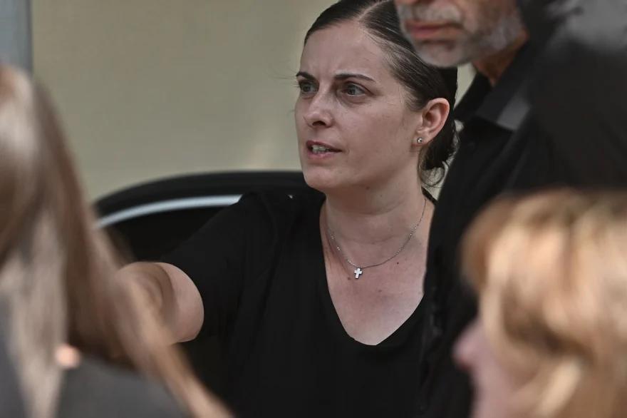 Κηδεία Δημήτρη Κόκοτα: Ράγισε καρδιές η σύζυγός του, Κατερίνα Πετράκη στον επικήδειο – «Τον ευχαριστώ που μου άφησε το παιδί μας» 1 gynaika kokota 1