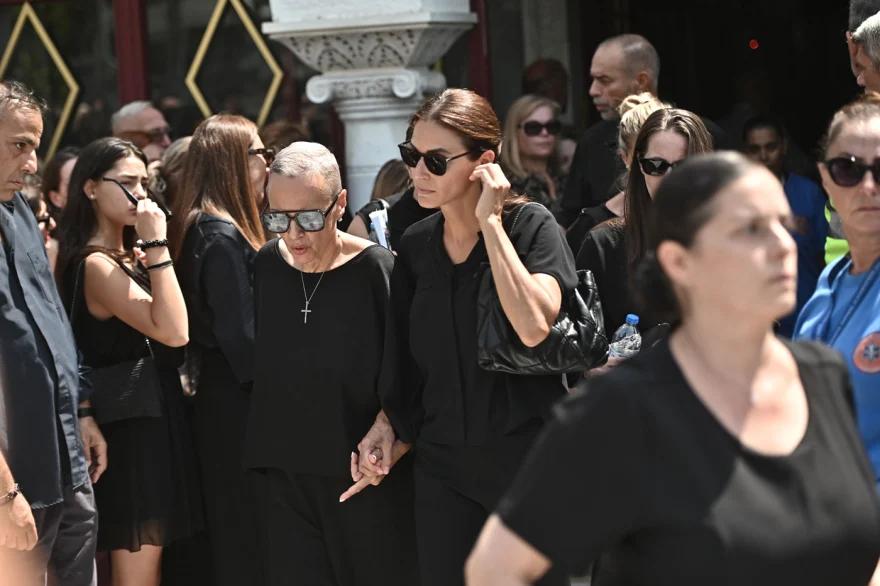 Κηδεία Δημήτρη Κόκοτα: Ράγισε καρδιές η σύζυγός του, Κατερίνα Πετράκη στον επικήδειο – «Τον ευχαριστώ που μου άφησε το παιδί μας» 3 kokotas 2