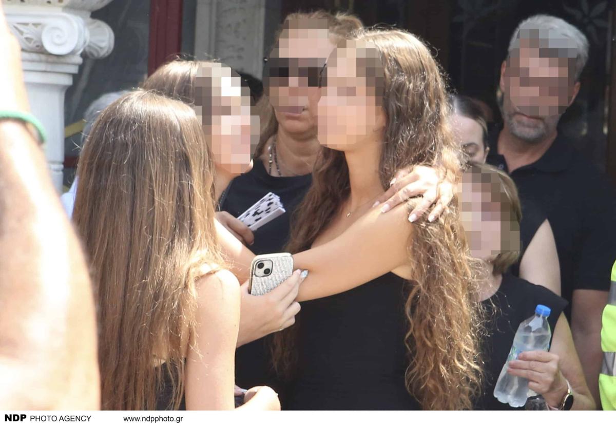 Δημήτρης Κόκοτας: Ο τελευταίος αποχαιρετισμός - Συντετριμμένη η σύζυγός του και η κόρη του 2 3 47 scaled