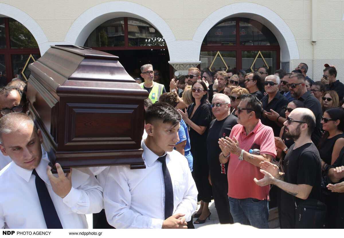 Κηδεία Κόκοτα: Με αναφιλητά η κόρη του Ριάνα – Σε ποιανού την αγκαλιά έπεσε μόλις βγήκε από την εκκλησία; 3 3 94 scaled 1