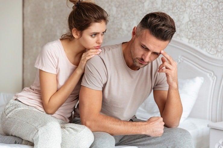 Όταν οι γυναίκες στερούνται την στοργή κάνουν αυτά τα 10 πράγματα 2 lovely couple sitting bed while