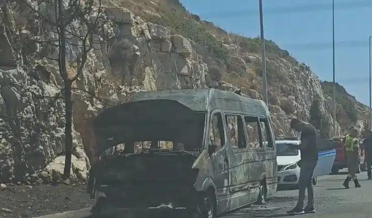 Φωτιά σε σχολικό λεωφορείο στην Αθηνών – Σουνίου 1 scholiko
