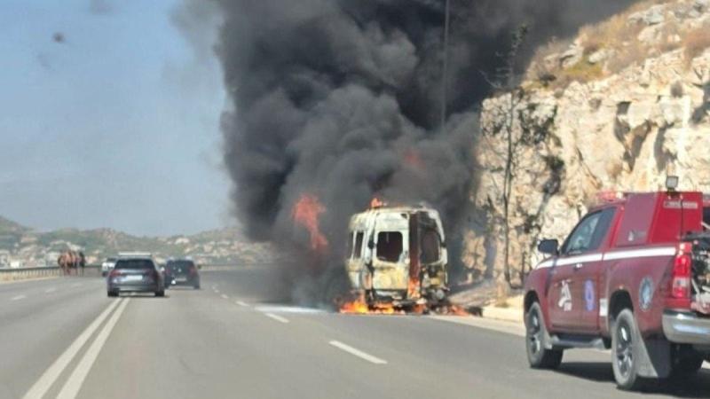 Φωτιά σε σχολικό λεωφορείο στην Αθηνών – Σουνίου 2 fotia oxima e1788258641217